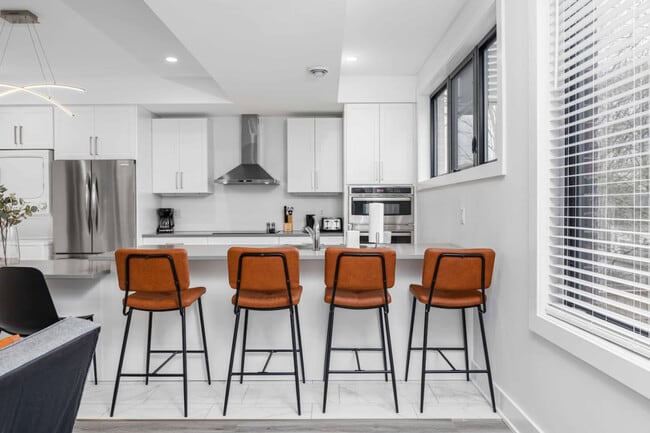 Building Photo - 585 Queens Ave