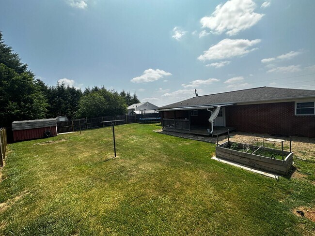 Foto del edificio - 3 bedroom/2 bath brick home in W. Morristown.