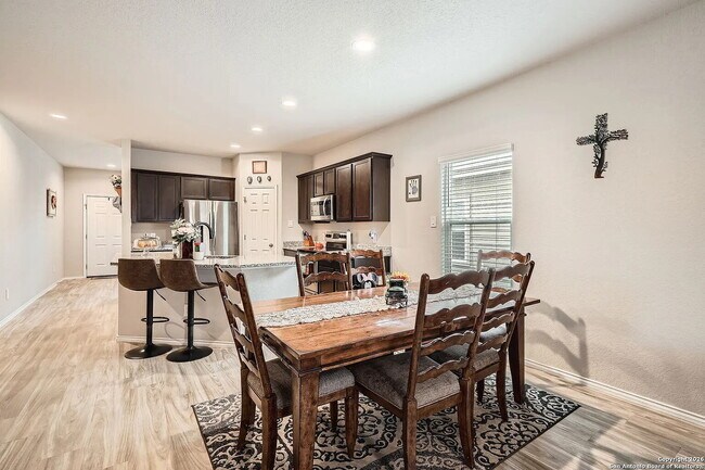 Foto del edificio - Spacious 4 Bedroom with Primary Suite Downstairs!