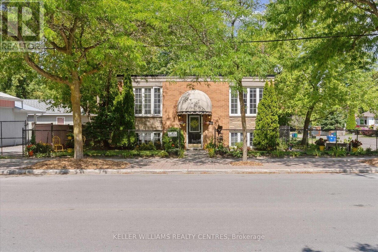 Primary Photo - 948 Lake Dr E