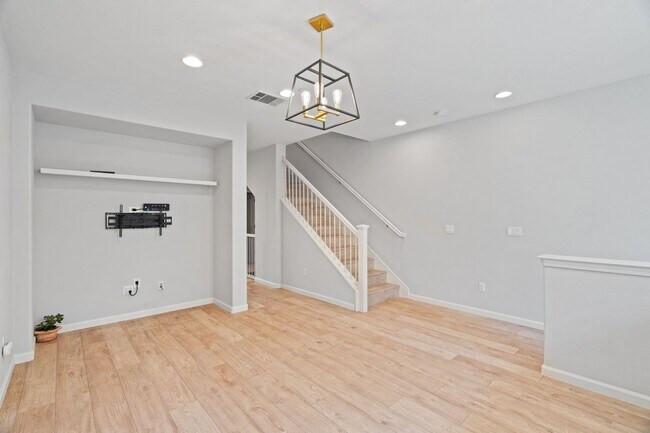Foto del edificio - ONE OF THE FINEST LOCATIONS IN RIVERMARK! TASTEFULLY UPDATED | THE PARK PLAN I