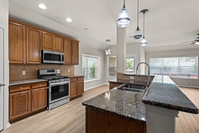 Building Photo - 2808 Barefoot Ln