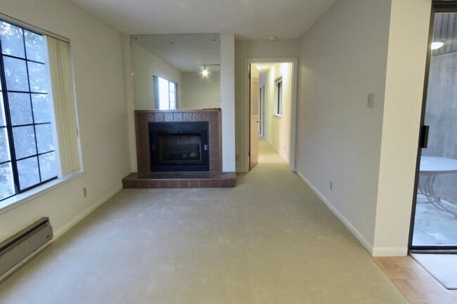 Building Photo - Condo with 2 baths, Parking and Private Pa...