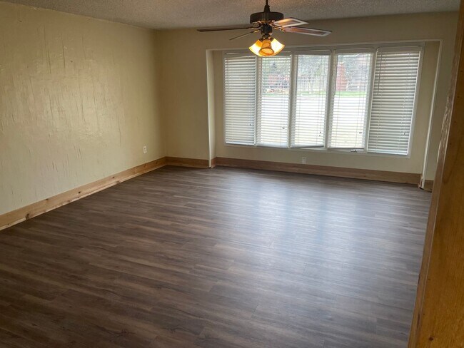 Foto del edificio - BACK ON THE MARKET!!!  Large Ranch Style Rambler home in Ridgewood