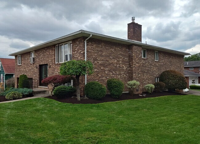 Building Photo - 621 N Rogers Ave