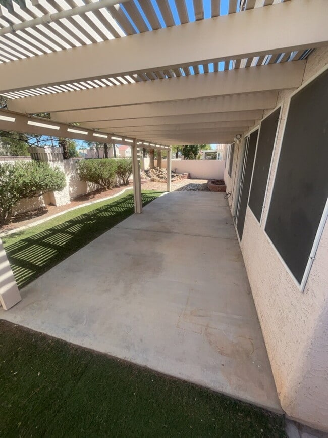 Building Photo - Don't miss out on this single-story home!