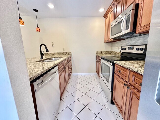 Building Photo - Fantastic 2br/2.5 bath townhome in Wedgewood!