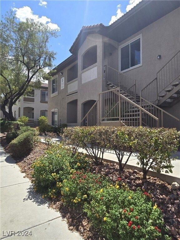 Building Photo - 2305 W Horizon Ridge Pkwy