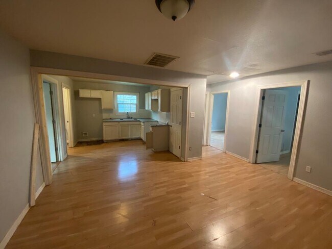 Foto del edificio - 5301 Higgins St