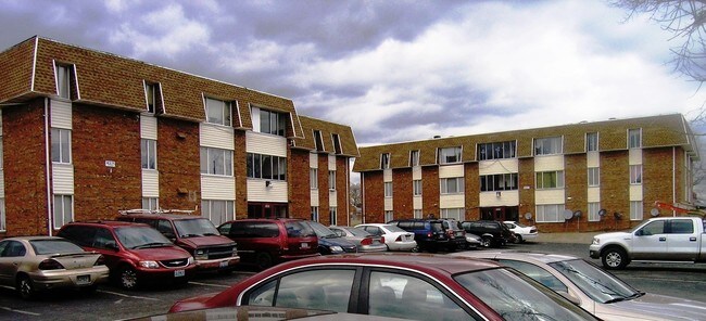 Foto del edificio - Four Seasons Apartments