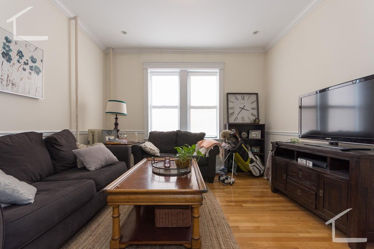 Primary Photo - Nicely updated unit near the Green Line in...