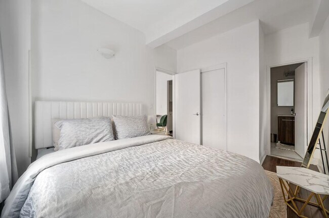 Foto del edificio - 132 E 45th St