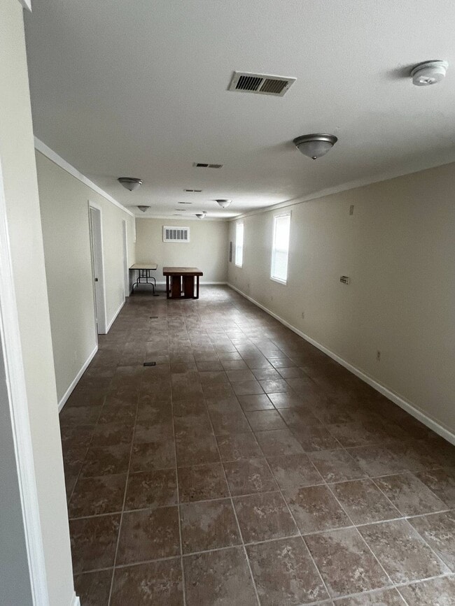 Building Photo - 551 N Lee Ave