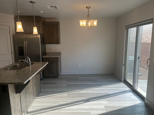 Foto del edificio - 3 bed | 2.5 bath | 2-car Townhome with Was...