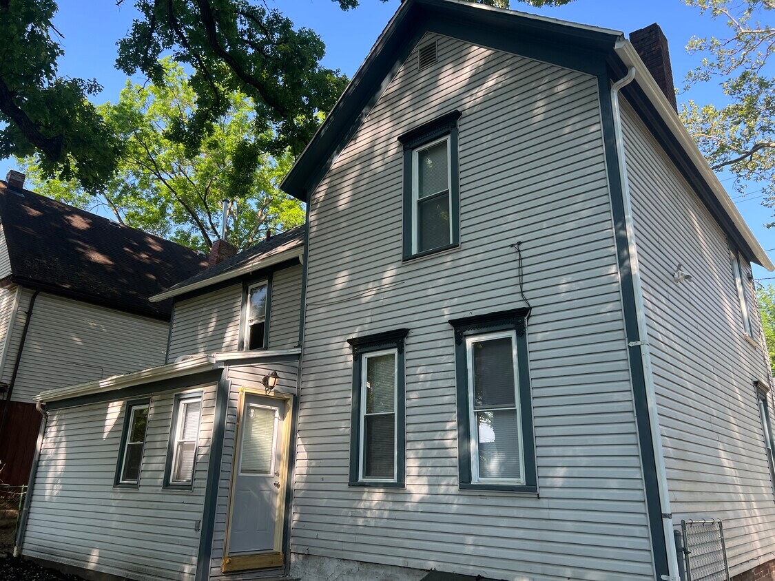 Building Photo - 95 Rhodes Ave