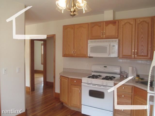 Foto del edificio - 4 br, 1.5 bath House - 60 Glencoe St # 2A