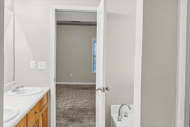 Foto del edificio - 7299 Essex Dr