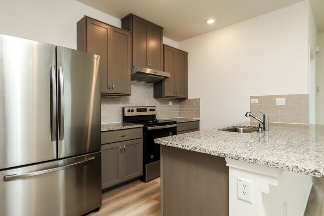 Foto del edificio - 4 Bedrooms located off Hwy 90W and Grosenb...