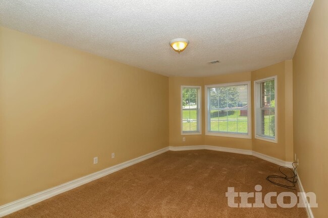 Building Photo - 305 Emerald Trce