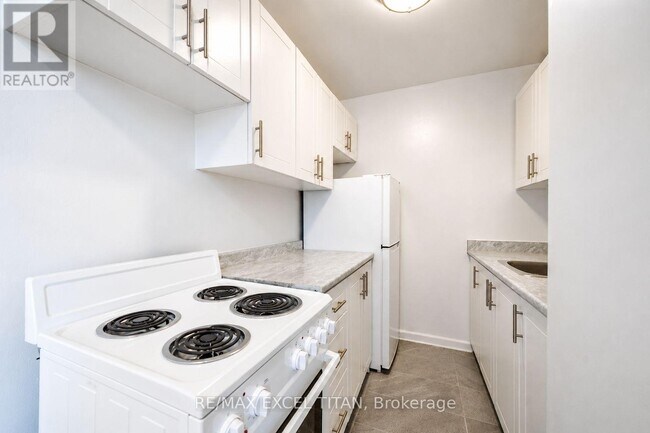 Photo du bâtiment - 165 Cosburn Ave.