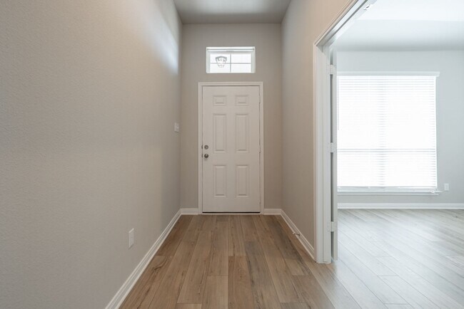 Building Photo - Pre-Leasing for Mid-July – Lake Pointe Cro...