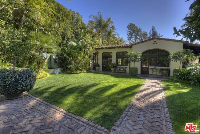 Building Photo - 2427 Castilian Dr