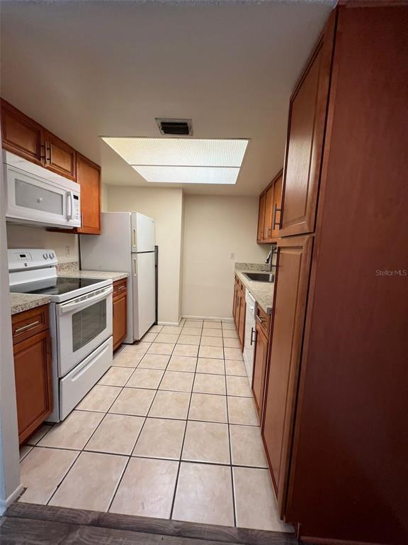 Building Photo - 6043 Village Cir S