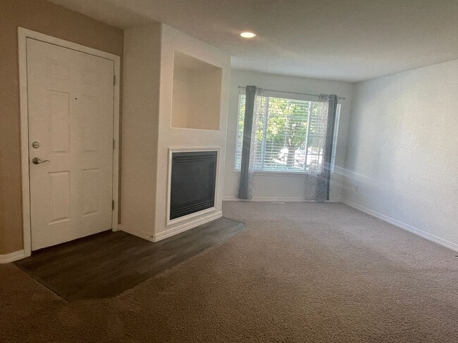 Building Photo - Beautiful 3 Bed/4 Bath Townhome in Longmon...