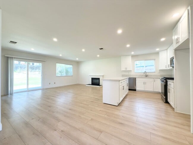 Foto del edificio - Remodeled Single Level in Cul-de-Sac!
