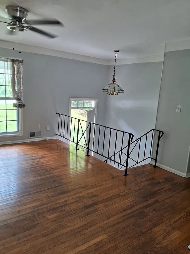 Building Photo - Room in Single Family Home on Shady Oak Dr