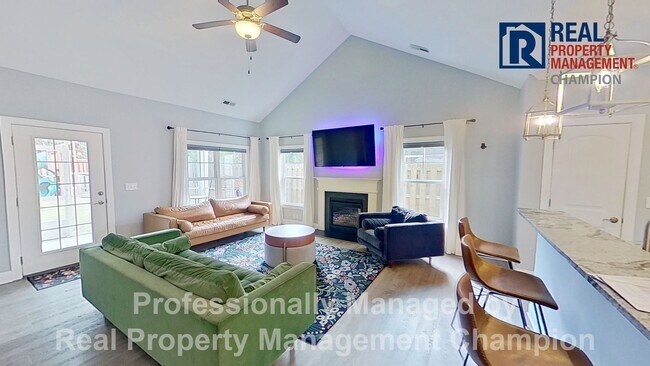 Foto del edificio - Immaculate 4 BD/3 BA Home w/Screened Porch and Fenced Back Yard