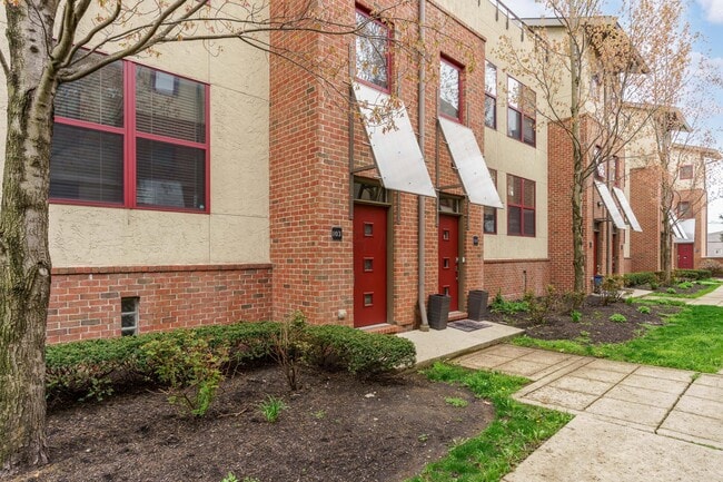Building Photo - 587 E Rich St