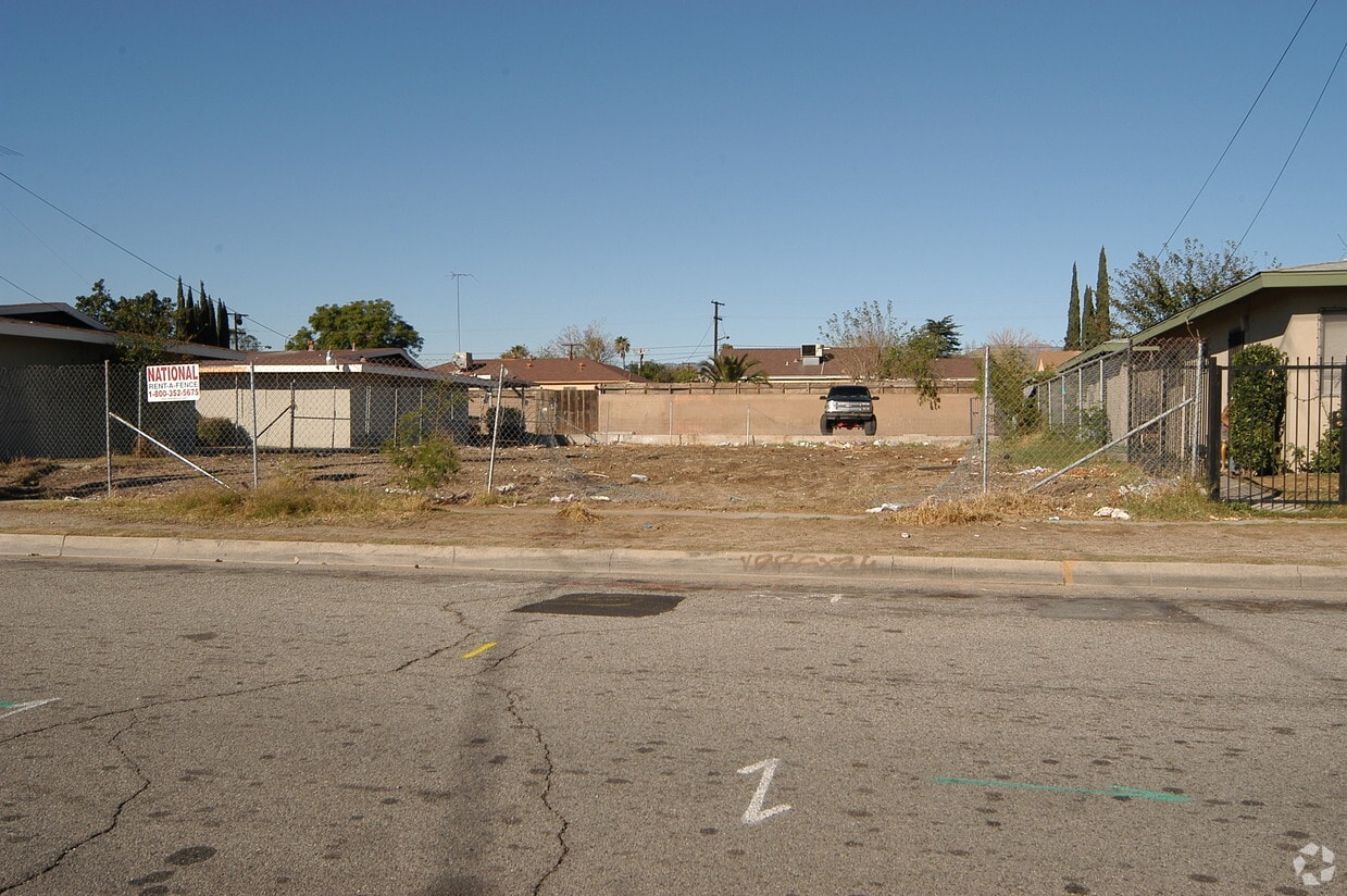 Building Photo - 422-438 W Ramona Dr