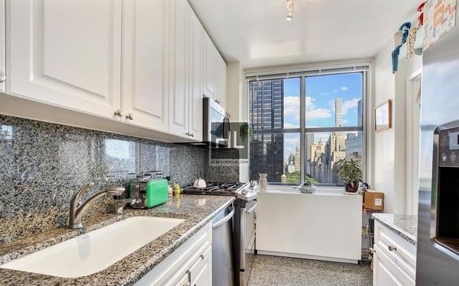 Building Photo - 45 W 60th St