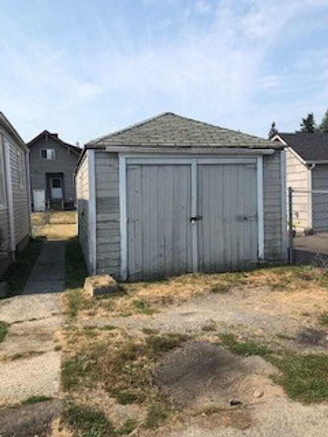 Building Photo - Charming 1 Bedroom Cottage in Quiet Neighb...