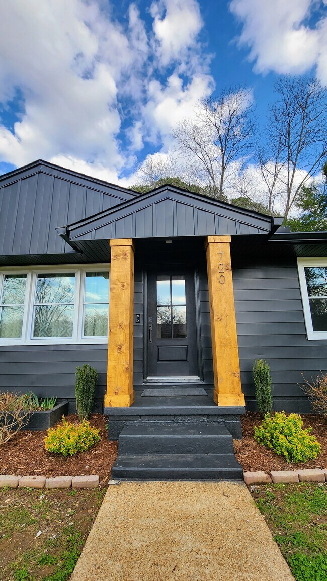 Building Photo - 720 Giles Dr NE