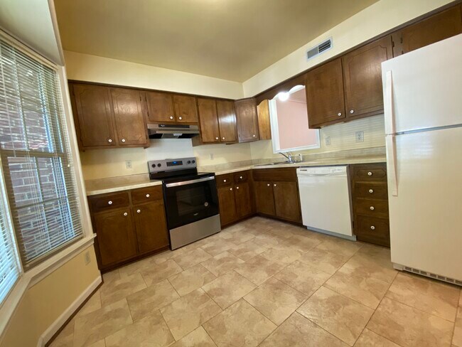 Building Photo - 1002 Huntwood Ln