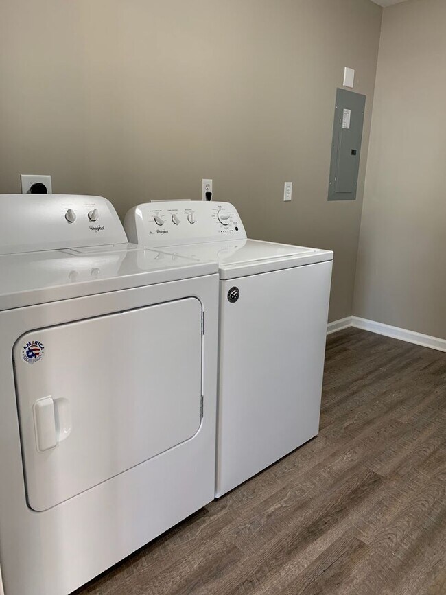 Foto del edificio - Duplex Move in Ready!