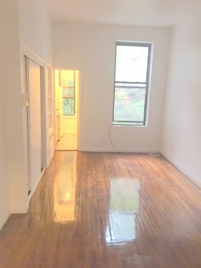 Building Photo - 406 E 83rd St