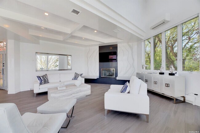 Building Photo - 2505 Soundview Ave