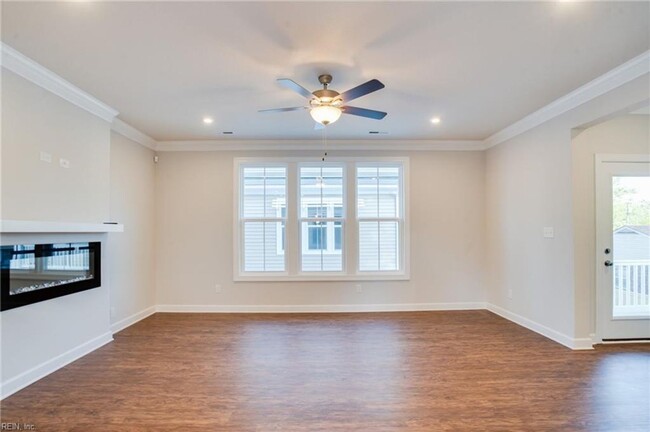 Building Photo - Like-New Two-Unit Condo in Sought-After Ch...