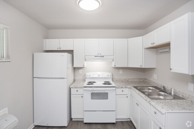 2BR, 1BA - 704 SF - Brookhaven Apartments
