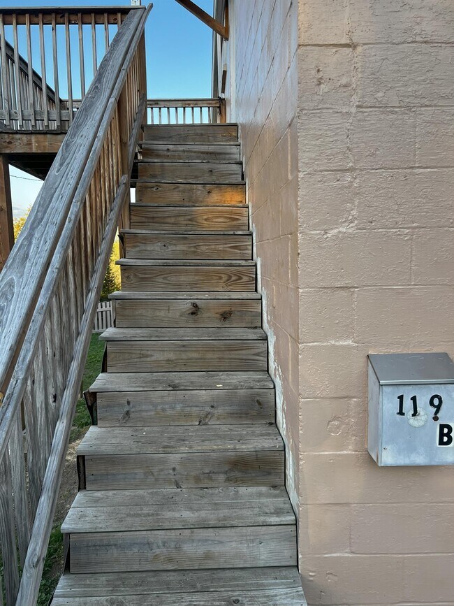 Building Photo - 119 S High St