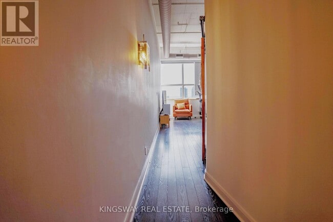 Photo du bâtiment - 700 King St W