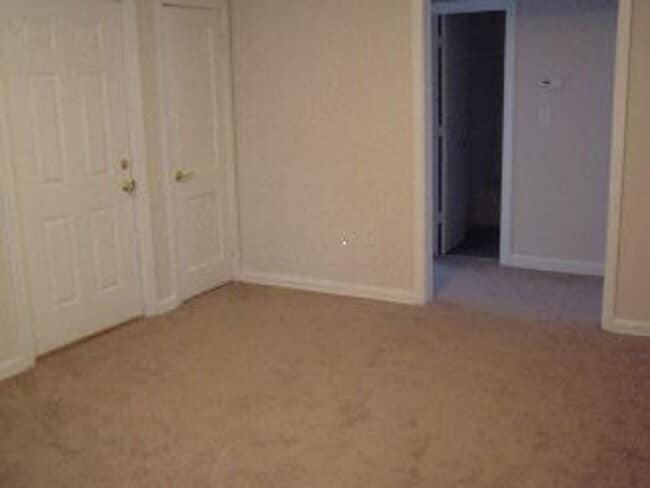 Building Photo - Cute One Level House with Eat-In Kitchen