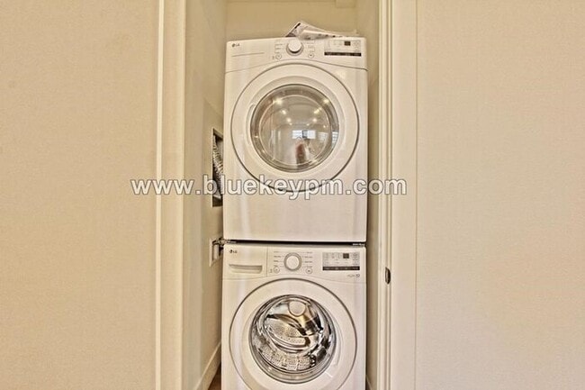 Building Photo - 1528-A: 3 Bed, 2.5 Bathroom Townhome Near ...