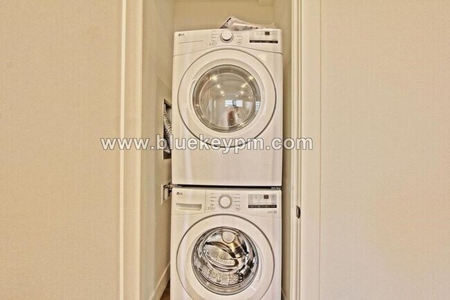 Foto del edificio - 1528-A: 3 Bed, 2.5 Bathroom Townhome Near ...