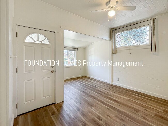 Building Photo - Adorable Downtown Bungalow - A/C - STORAGE - FOUNDATION
