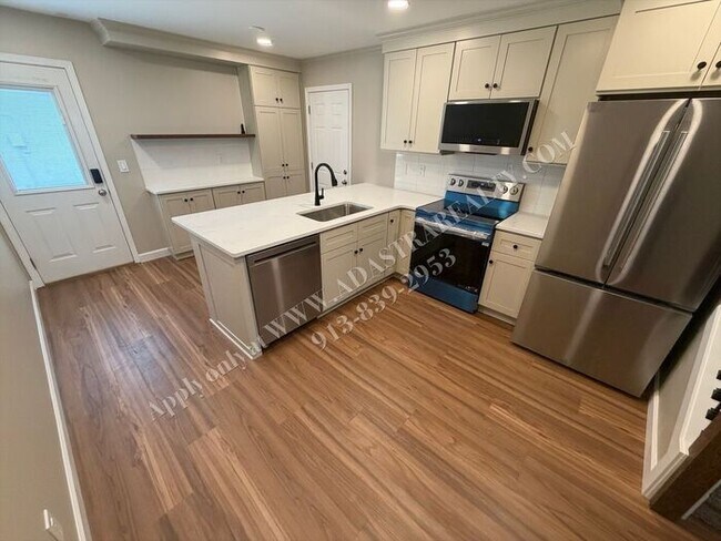 Foto del edificio - Beautiful Townhome in Olathe-Coming SOON!!