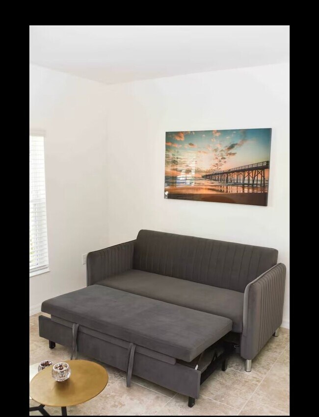 Building Photo - Charming 4BR House in Davenport